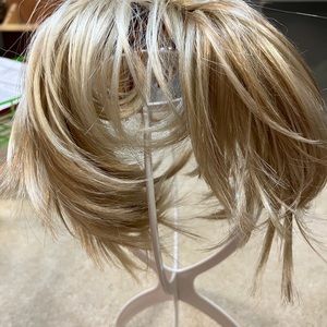 Mini blond comb hairpiece